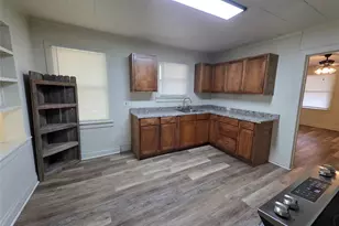 1315 N Robinson St, Cleburne, TX 76031 - Photo 22
