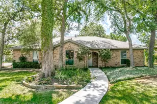 2201 Cambridge Dr, Hurst, TX 76054 - Photo 2