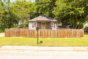 205 E Nelson St, Bowie, TX 76230 - Photo 2