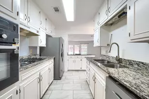 821 Prestwick St, Bedford, TX 76022 - Photo 10