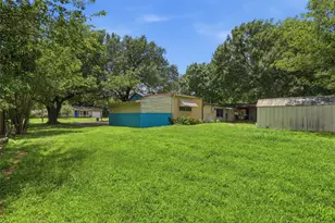 902 W Bridge St, Granbury, TX 76048 - Photo 28