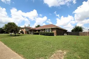 2910 Tanglewood Dr, Lancaster, TX 75134 - Photo 2