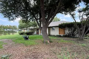 1013 Rockmoor Dr, Edgecliff Village, TX 76134 - Photo 2