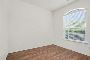 129 Hanover St, Grand Prairie, TX 75052 - Photo 4