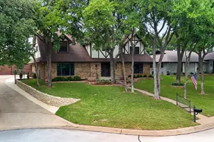 2304 Wakeforest Ct, Arlington, TX 76012 - Photo 2