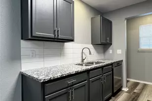 1010 S Retta St, Fort Worth, TX 76111 - Photo 8