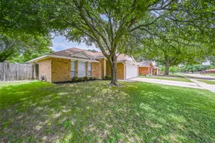 2822 White Oak Dr, Grand Prairie, TX 75052 - Photo 2
