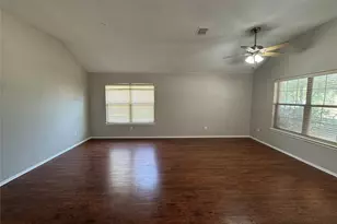 304 E Clover Park Dr, Fort Worth, TX 76140 - Photo 4