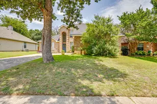 525 Oakbrook Dr, Burleson, TX 76028 - Photo 2