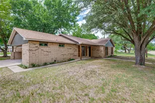 221 N 1st St, Mabank, TX 75147 - Photo 2