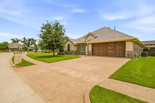 1010 Anna Cir, Granbury, TX 76048 - Photo 2