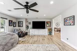 304 W Links Dr, Godley, TX 76044 - Photo 18