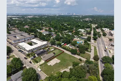 11 W Higgins Boulevard, Cockrell Hill, TX 75211 - Photo 8