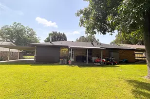 906 Zahara St, Bowie, TX 76230 - Photo 18