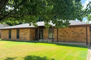 906 Zahara St, Bowie, TX 76230 - Photo 1