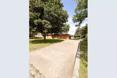 906 Zahara Street, Bowie, TX 76230 - Photo 2