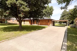 906 Zahara St, Bowie, TX 76230 - Photo 2