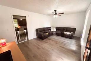 906 Zahara St, Bowie, TX 76230 - Photo 4