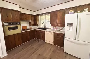 906 Zahara St, Bowie, TX 76230 - Photo 6