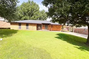 906 Zahara St, Bowie, TX 76230 - Photo 1