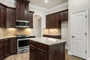 2038 Clive Dr, Granbury, TX 76048 - Photo 2