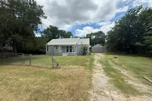 2404 Fairway Dr, Fort Worth, TX 76119 - Photo 2
