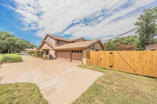 2709 Oak Trail Ct, Dalworthington Gardens, TX 76016 - Photo 4