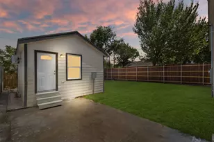 106 Mt Shasta St, Dallas, TX 75211 - Photo 22