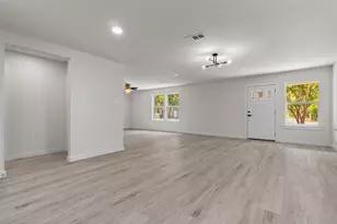 106 Mt Shasta St, Dallas, TX 75211 - Photo 12