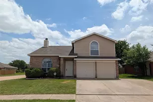 700 Flamingo Dr, Saginaw, TX 76131 - Photo 2