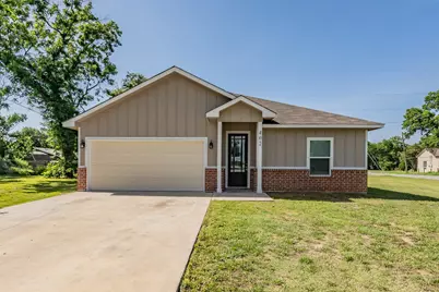 402 S Robbins Street, Cleburne, TX 76031 - Photo 1