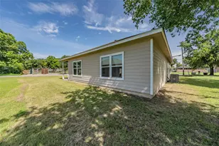 402 S Robbins St, Cleburne, TX 76031 - Photo 6