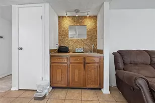 6217 Barcelona Dr, Arlington, TX 76016 - Photo 6