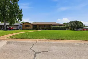 1117 Sheridan Ln, Cleburne, TX 76033 - Photo 2