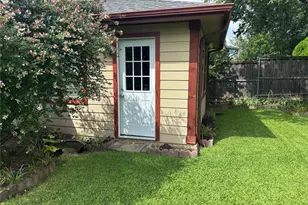 10207 Sweet Gum St, Dallas, TX 75249 - Photo 24