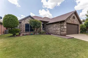 4833 Colonial Park Dr, Haltom City, TX 76117 - Photo 2