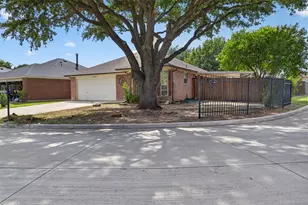 3103 Morning Meadow Ln, Grand Prairie, TX 75052 - Photo 2