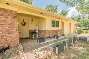 506 E Huitt Ln, Euless, TX 76040 - Photo 2