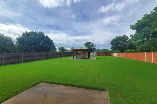 1024 Fair Oaks Dr, Grand Prairie, TX 75052 - Photo 4