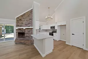 105 Oak Ln, Burleson, TX 76028 - Photo 6