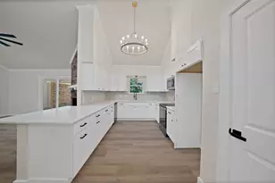 105 Oak Ln, Burleson, TX 76028 - Photo 4