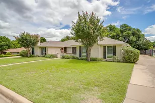 4761 Fieldcrest Dr, Fort Worth, TX 76109 - Photo 2