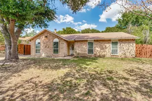 1249 High Meadow Ln, Lancaster, TX 75146 - Photo 2