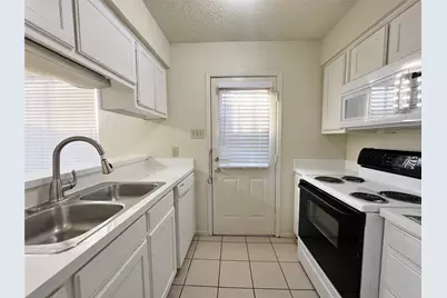 929 W Hickory Street #A14, Denton, TX 76201 - Photo 4