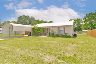 907 N Lamb St, Bowie, TX 76230 - Photo 4