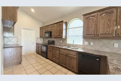 7810 Corona Court, Arlington, TX 76002 - Photo 8
