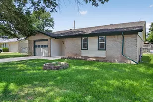 2461 Lisa St, Grand Prairie, TX 75051 - Photo 2