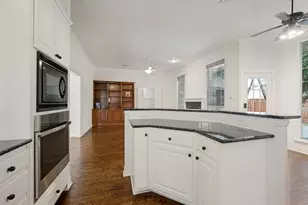 9703 Raven Ln, Irving, TX 75063 - Photo 12