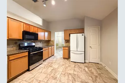 2752 Scarborough Drive, Grand Prairie, TX 75052 - Photo 10