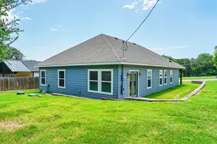 800 Crow Ct, Granbury, TX 76048 - Photo 10